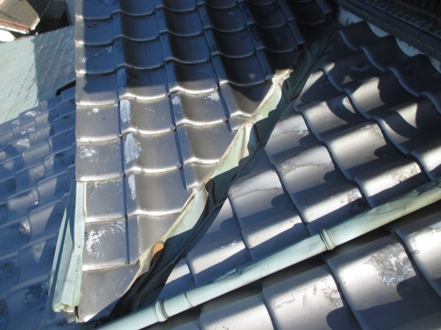 小野市で穴あきにより雨漏りしていた銅板谷板金